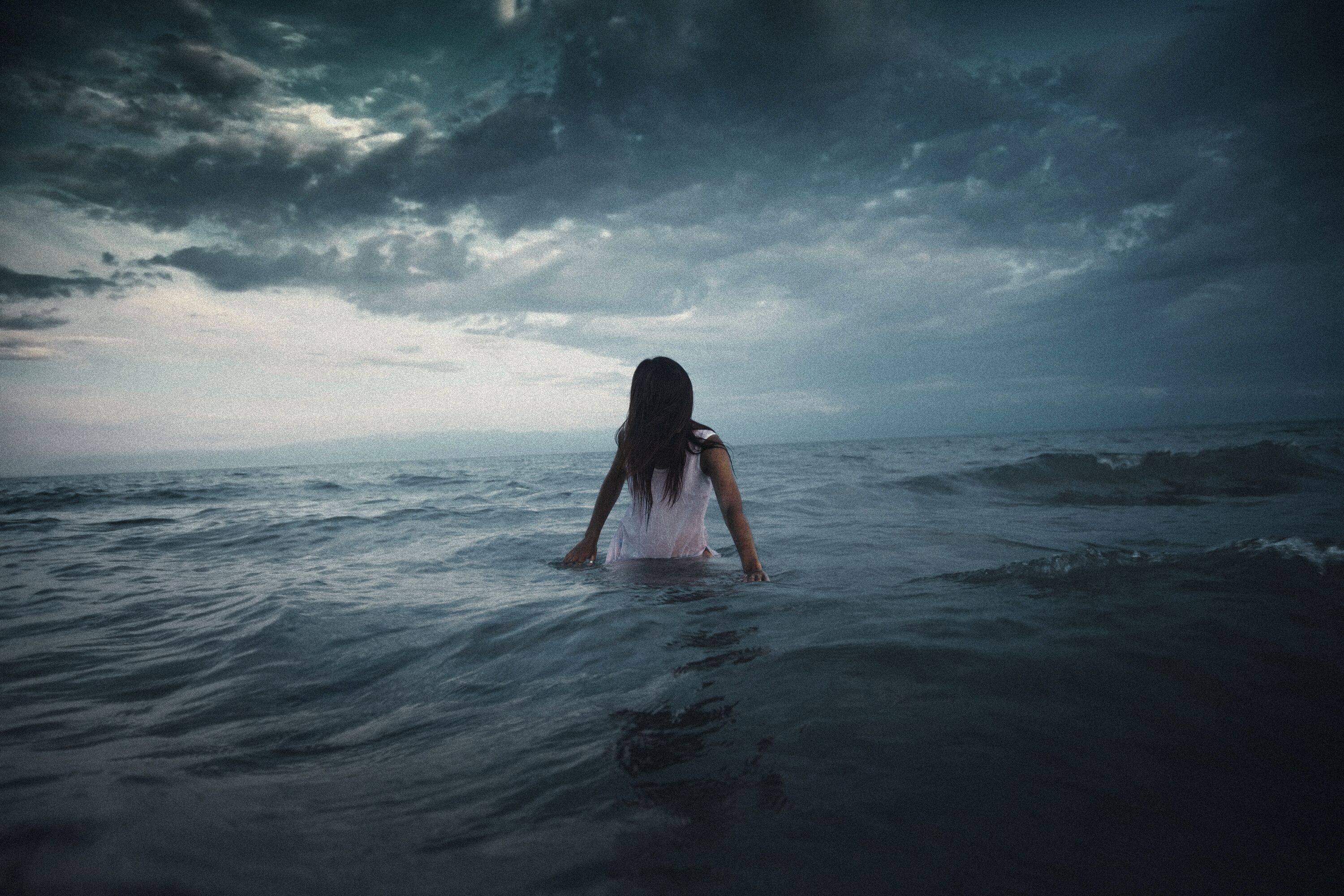 Какое войти в девушку. Море одиночество. Девушка и океан. Одиночество девушка. Страх воды.